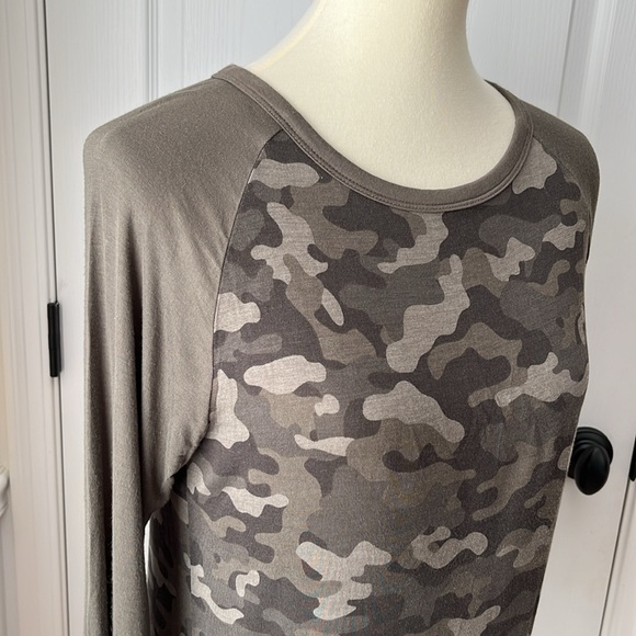 Faded Glory Camo Print Top - Picture 2 of 8